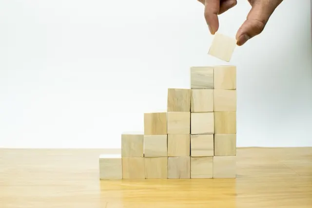 Building a staircase with wooden blocks 

